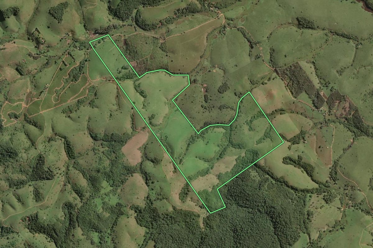 Imagem de satélite do imóvel rural em Campos dos Goytacazes (RJ), com o contorno declarado no CAR desenhado por cima.