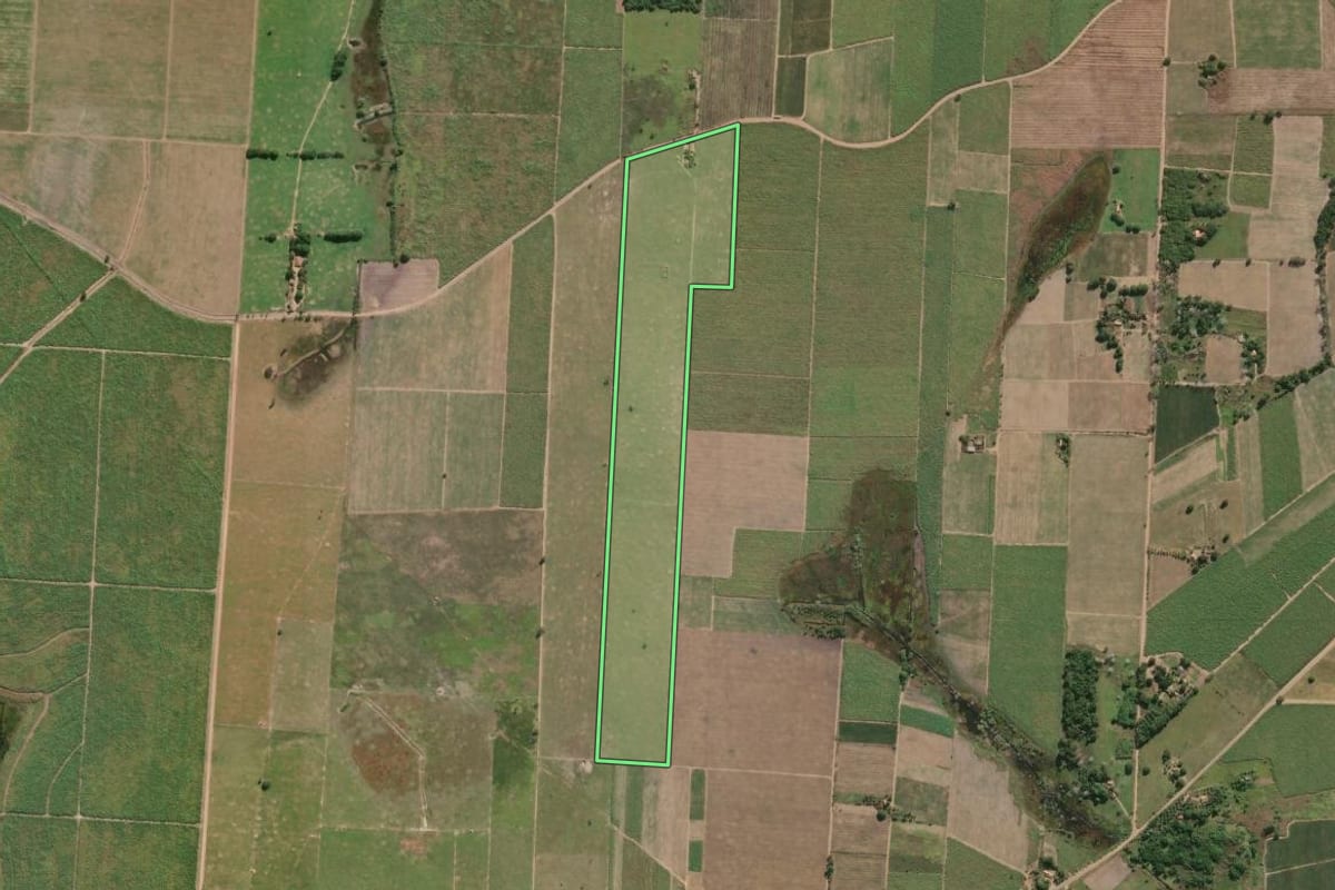 Imagem de satélite do imóvel rural em Campos dos Goytacazes (RJ), com o contorno declarado no CAR desenhado por cima.