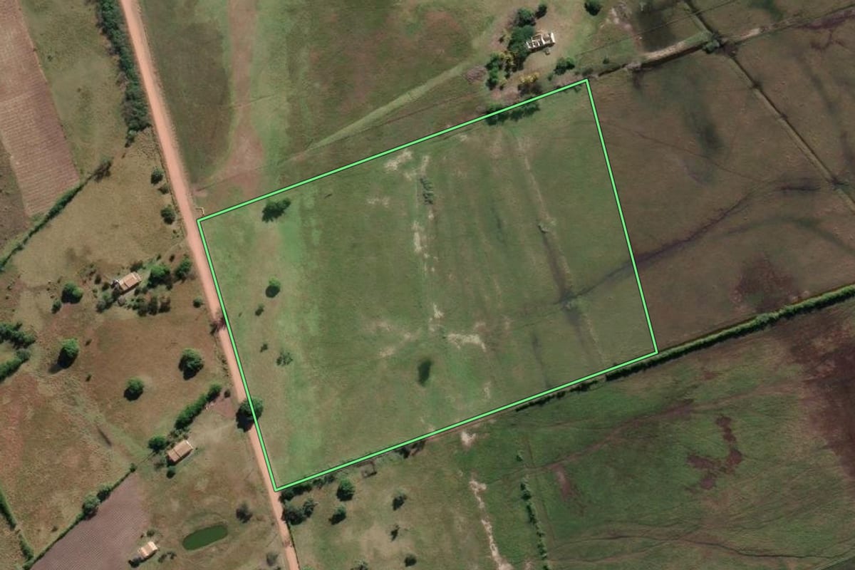 Imagem de satélite do imóvel rural em Campos dos Goytacazes (RJ), com o contorno declarado no CAR desenhado por cima.