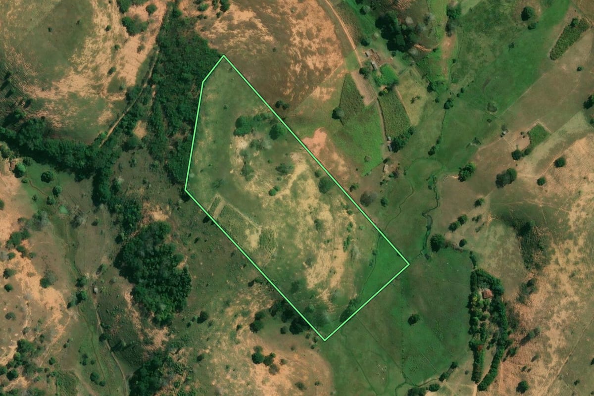 Imagem de satélite do imóvel rural em Campos dos Goytacazes (RJ), com o contorno declarado no CAR desenhado por cima.