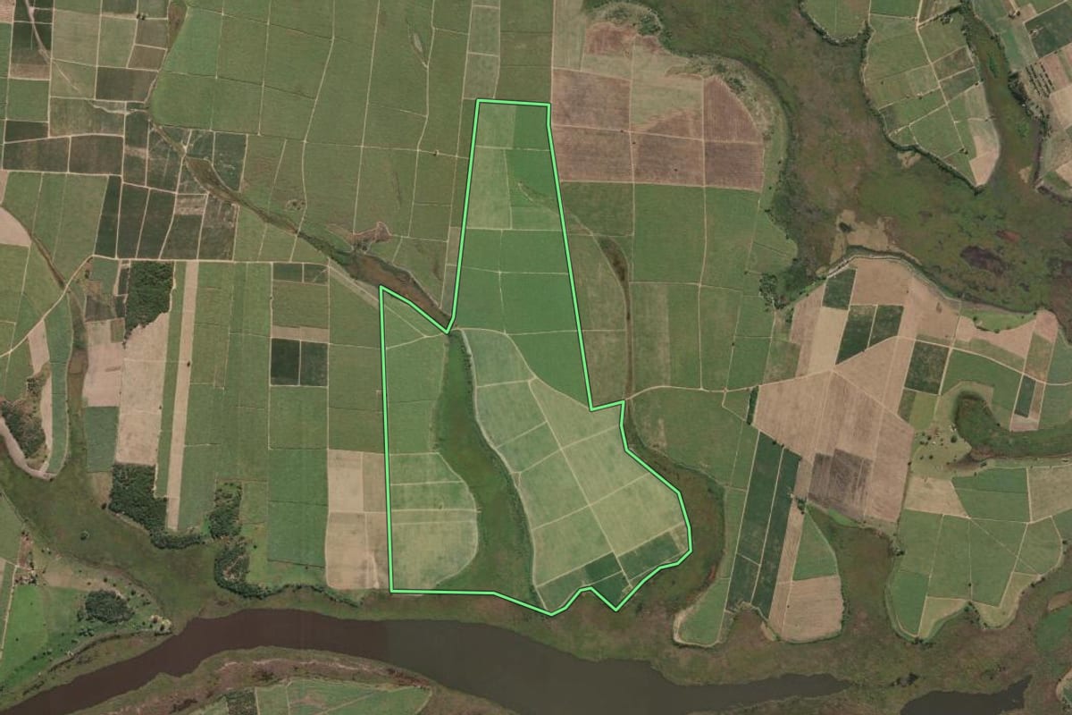 Imagem de satélite do imóvel rural em Campos dos Goytacazes (RJ), com o contorno declarado no CAR desenhado por cima.