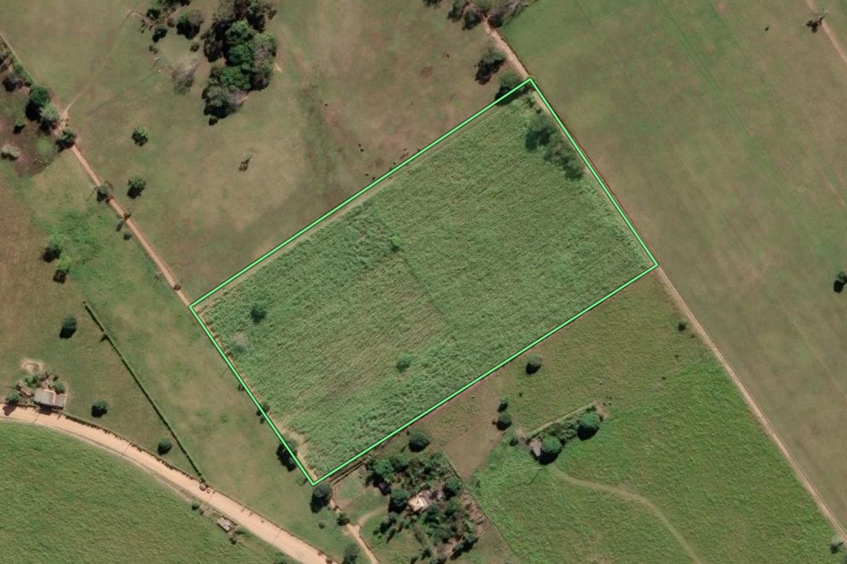 Imagem de satélite do imóvel rural em Campos dos Goytacazes (RJ), com o contorno declarado no CAR desenhado por cima.