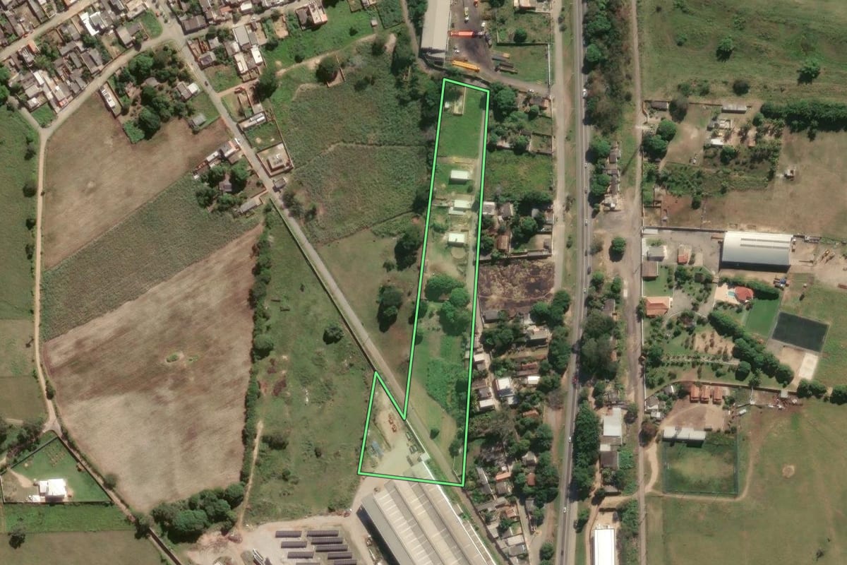 Imagem de satélite do imóvel rural em Campos dos Goytacazes (RJ), com o contorno declarado no CAR desenhado por cima.