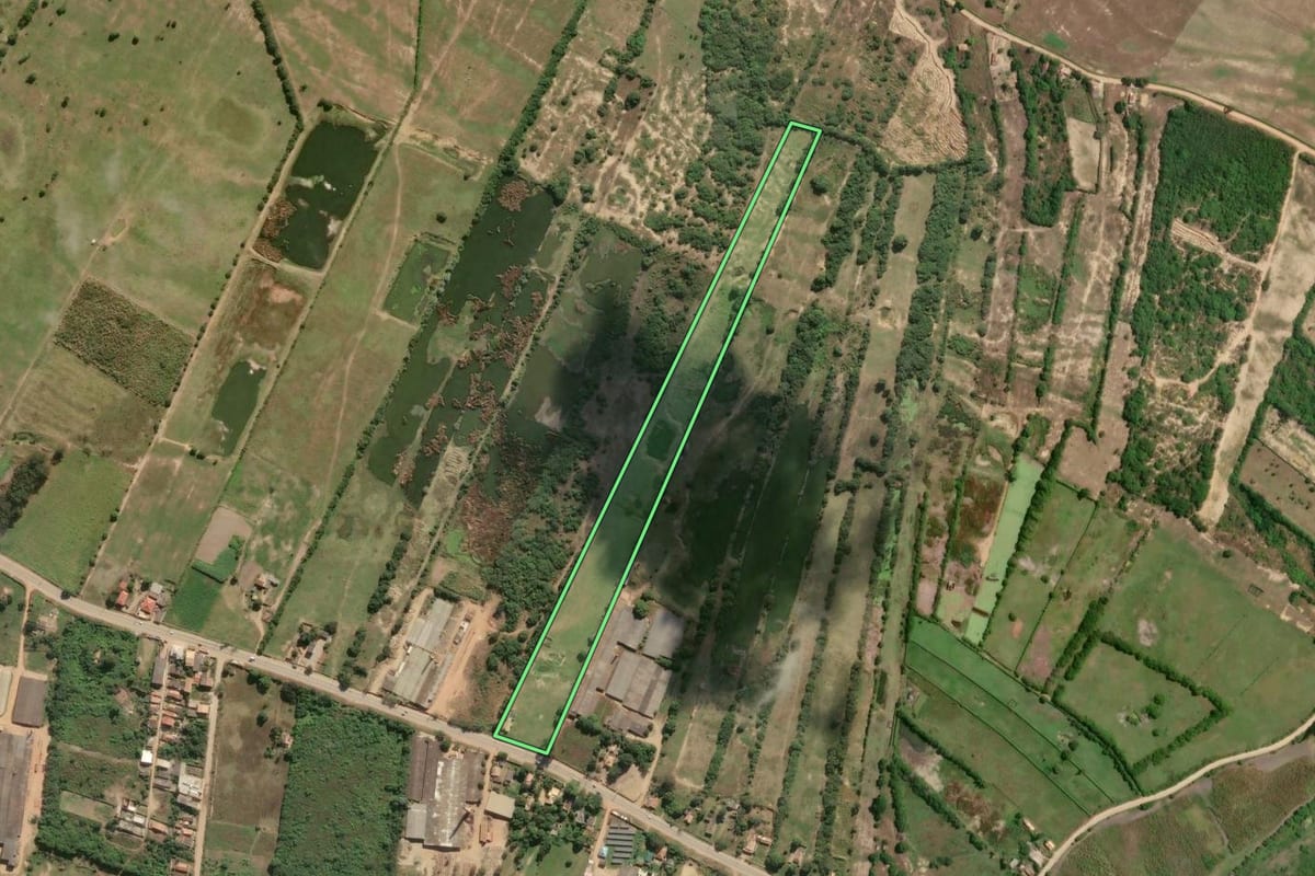 Imagem de satélite do imóvel rural em Campos dos Goytacazes (RJ), com o contorno declarado no CAR desenhado por cima.