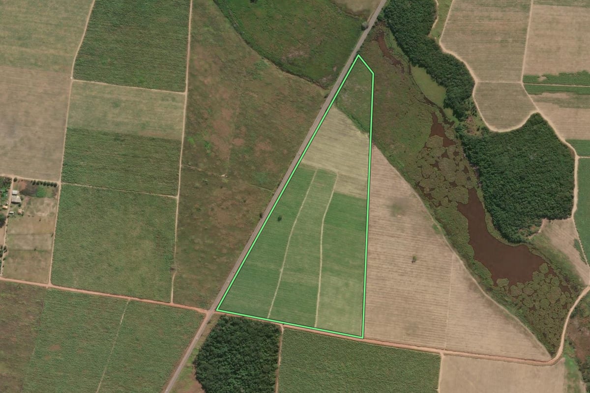 Imagem de satélite do imóvel rural em Campos dos Goytacazes (RJ), com o contorno declarado no CAR desenhado por cima.