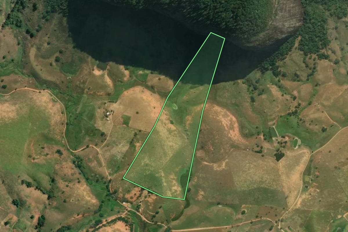 Imagem de satélite do imóvel rural em Campos dos Goytacazes (RJ), com o contorno declarado no CAR desenhado por cima.