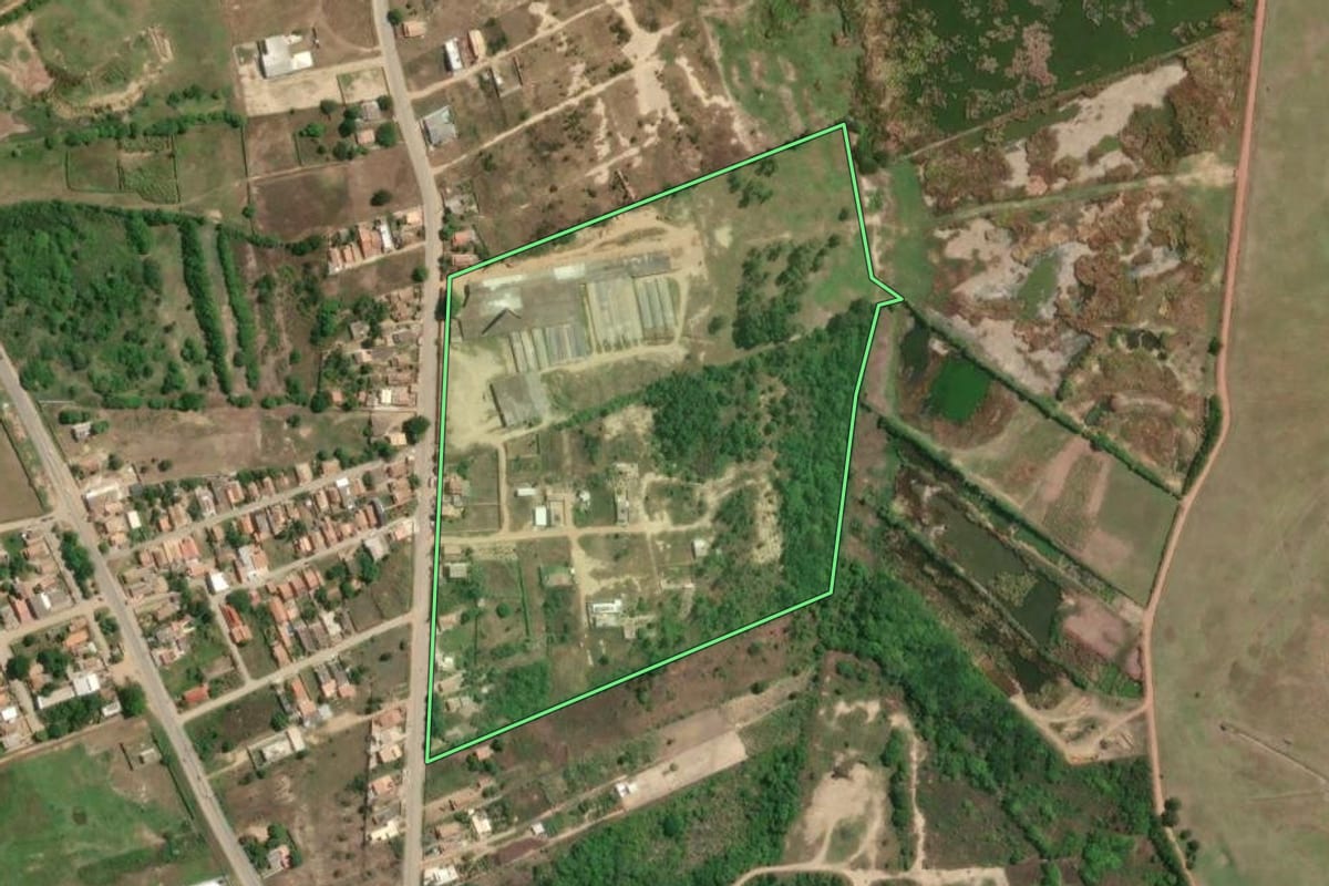 Imagem de satélite do imóvel rural em Campos dos Goytacazes (RJ), com o contorno declarado no CAR desenhado por cima.