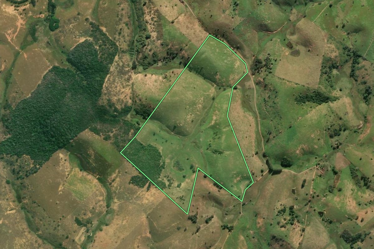 Imagem de satélite do imóvel rural em Campos dos Goytacazes (RJ), com o contorno declarado no CAR desenhado por cima.