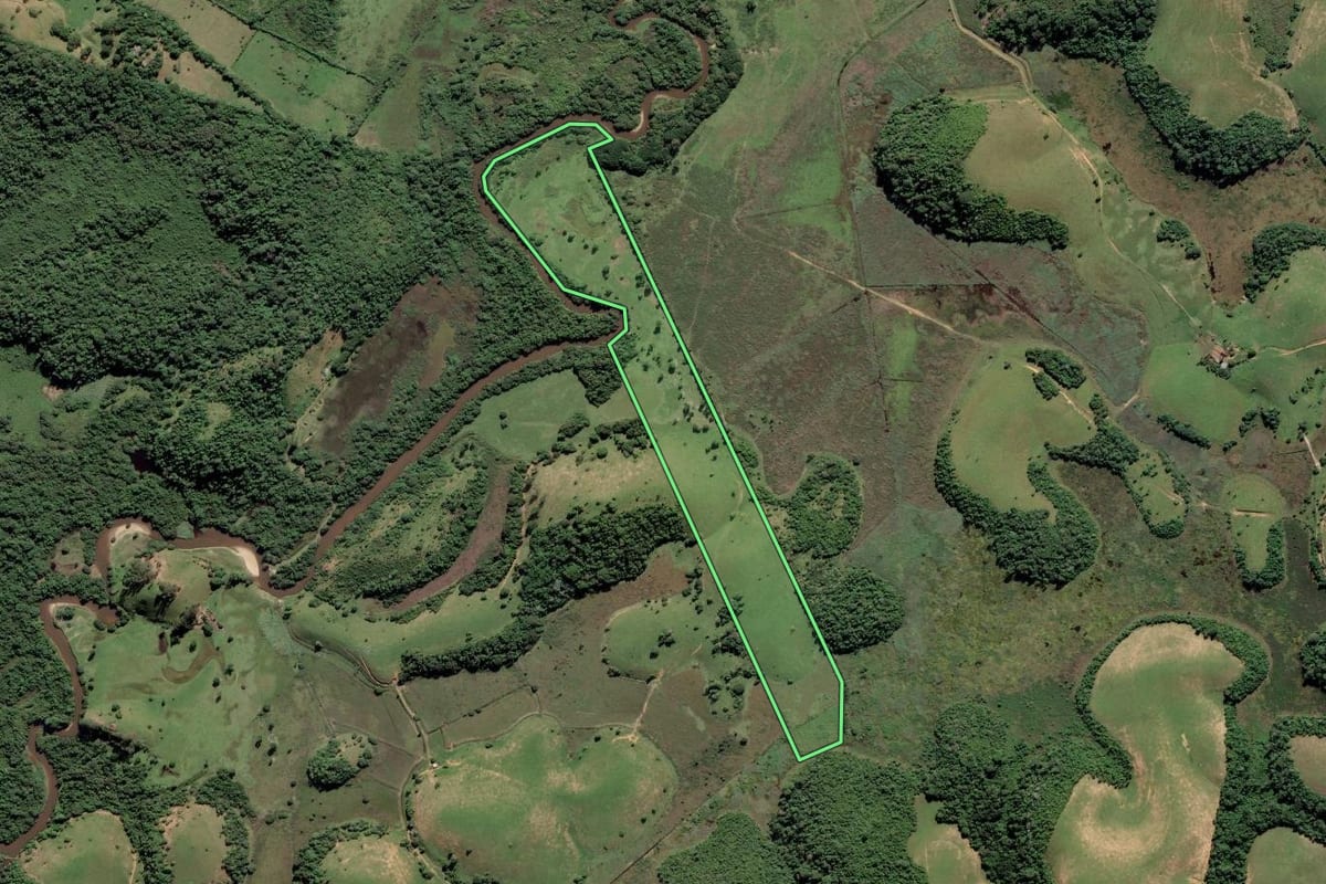 Imagem de satélite do imóvel rural em Campos dos Goytacazes (RJ), com o contorno declarado no CAR desenhado por cima.