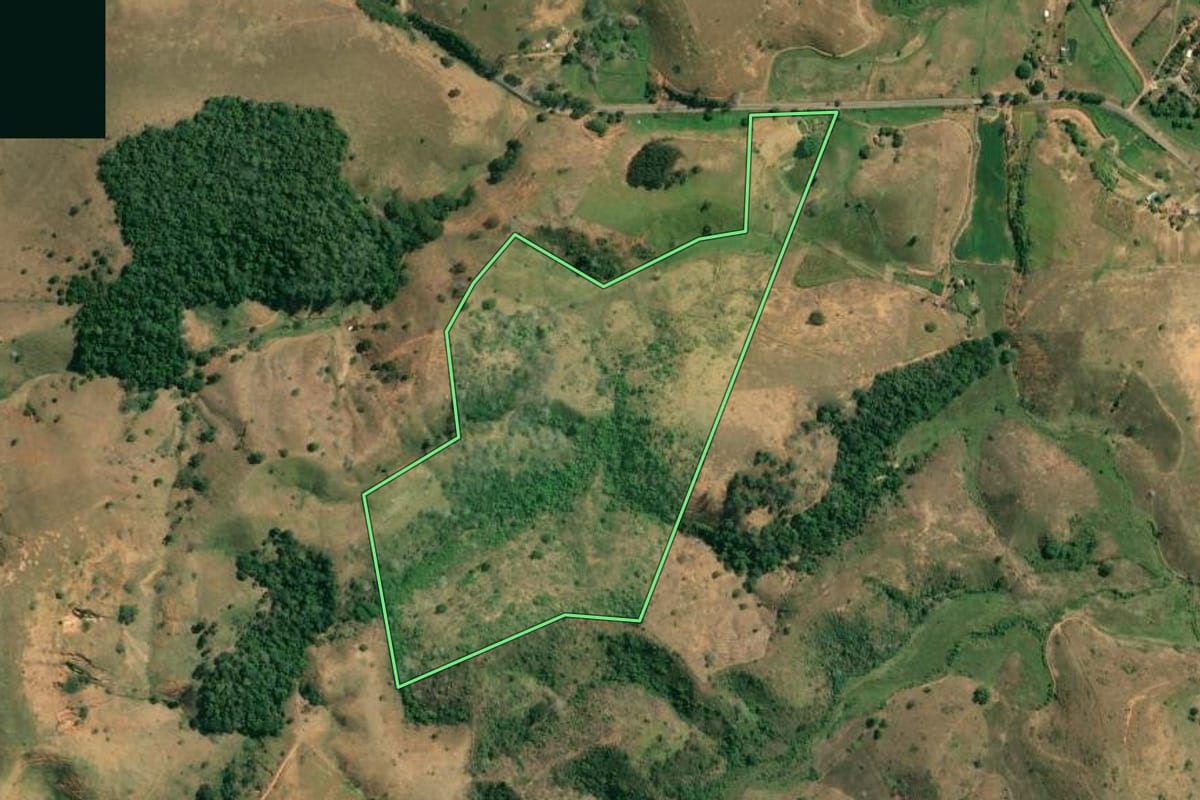 Imagem de satélite do imóvel rural em Campos dos Goytacazes (RJ), com o contorno declarado no CAR desenhado por cima.