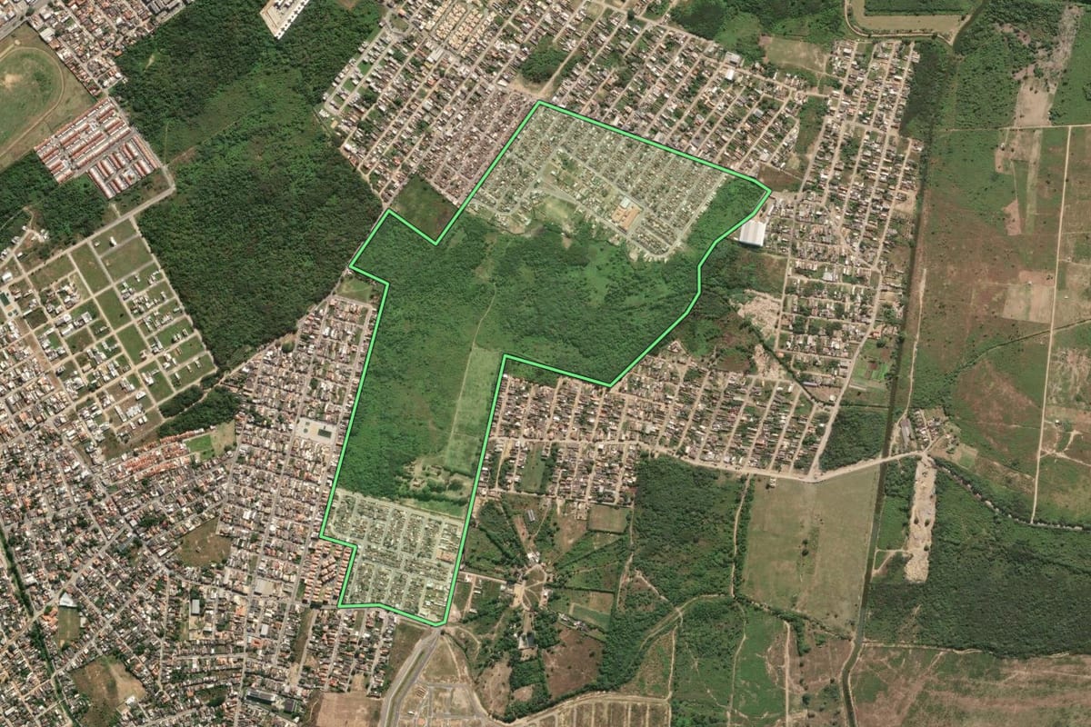 Imagem de satélite do imóvel rural em Campos dos Goytacazes (RJ), com o contorno declarado no CAR desenhado por cima.