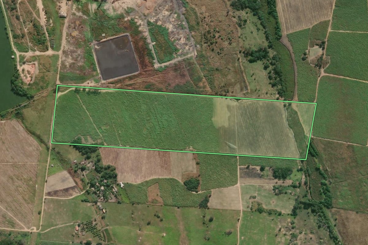Imagem de satélite do imóvel rural em Campos dos Goytacazes (RJ), com o contorno declarado no CAR desenhado por cima.