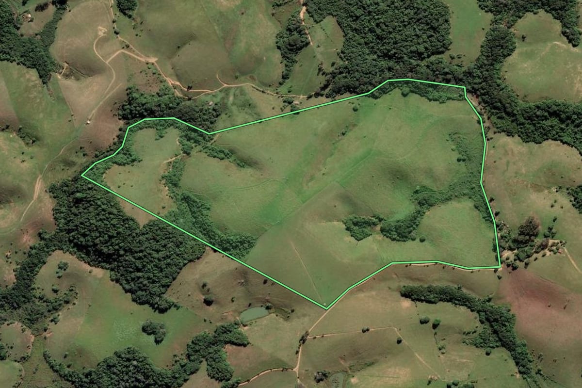 Imagem de satélite do imóvel rural em Campos dos Goytacazes (RJ), com o contorno declarado no CAR desenhado por cima.