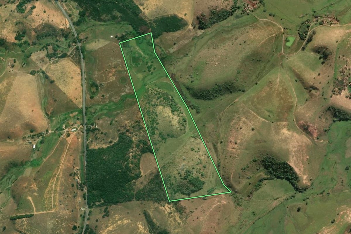 Imagem de satélite do imóvel rural em Campos dos Goytacazes (RJ), com o contorno declarado no CAR desenhado por cima.