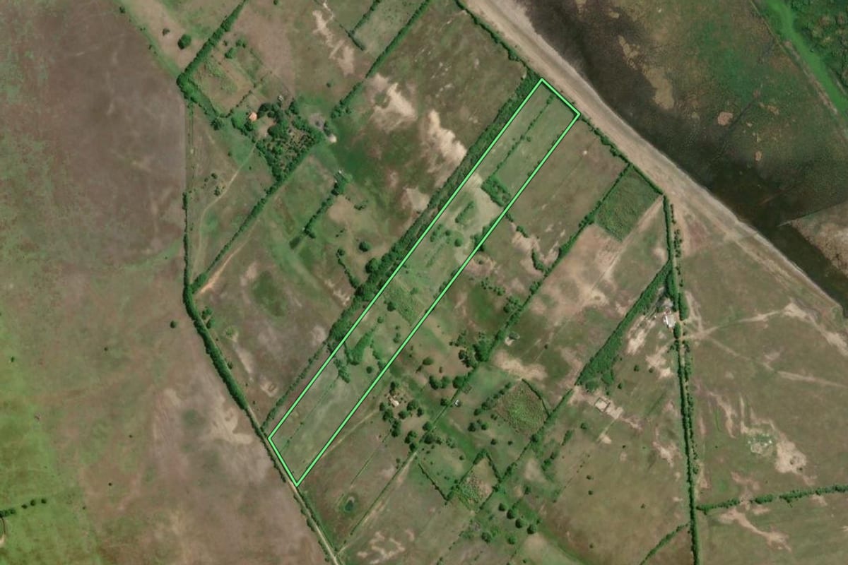 Imagem de satélite do imóvel rural em Campos dos Goytacazes (RJ), com o contorno declarado no CAR desenhado por cima.