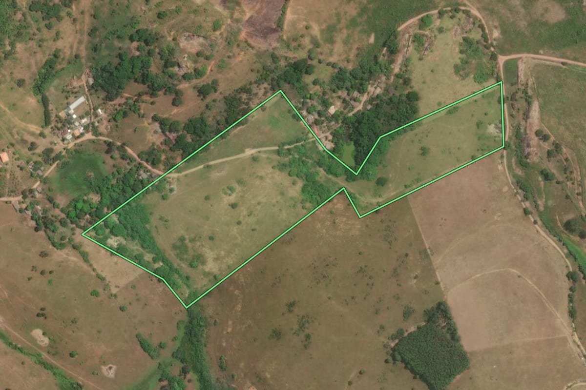 Imagem de satélite do imóvel rural em Campos dos Goytacazes (RJ), com o contorno declarado no CAR desenhado por cima.