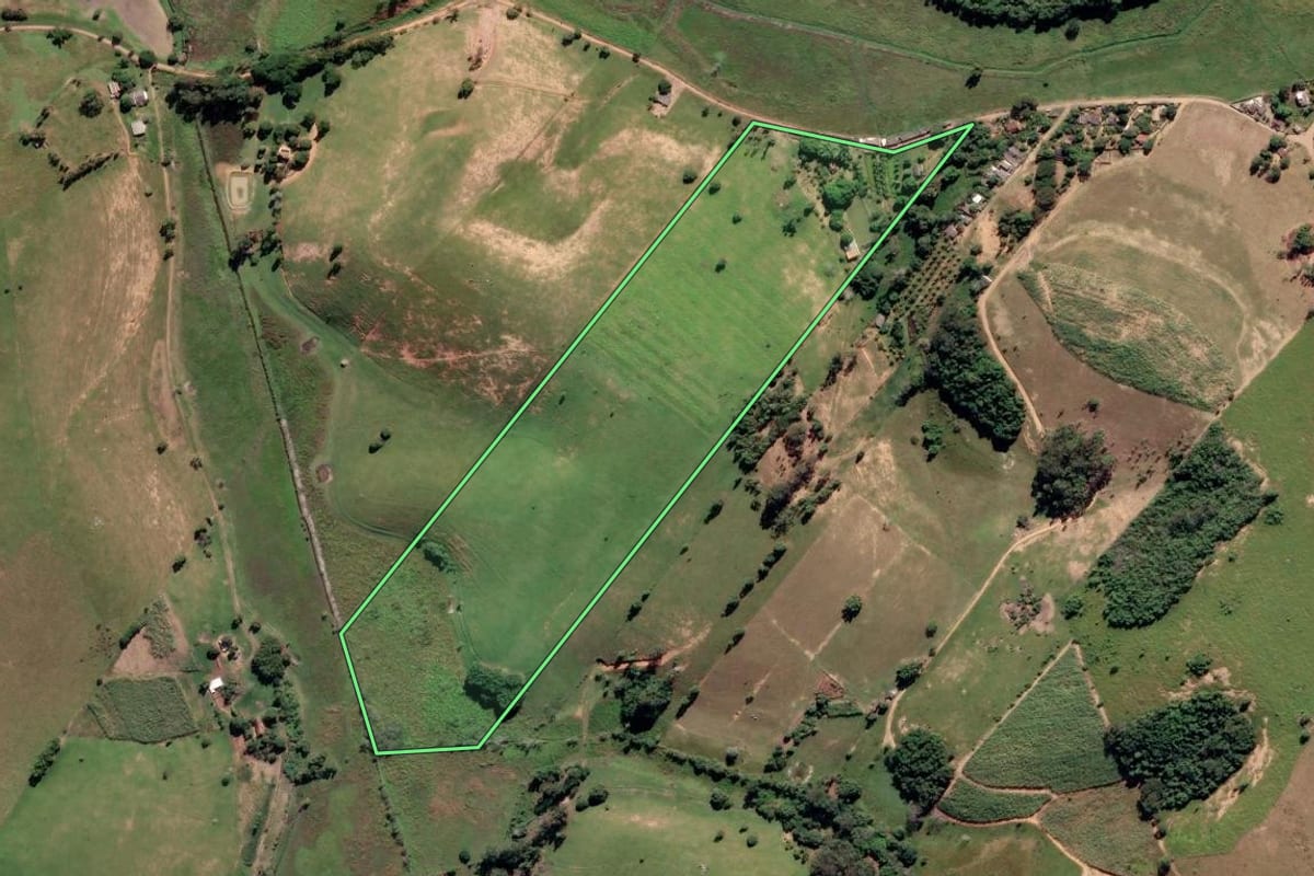 Imagem de satélite do imóvel rural em Campos dos Goytacazes (RJ), com o contorno declarado no CAR desenhado por cima.