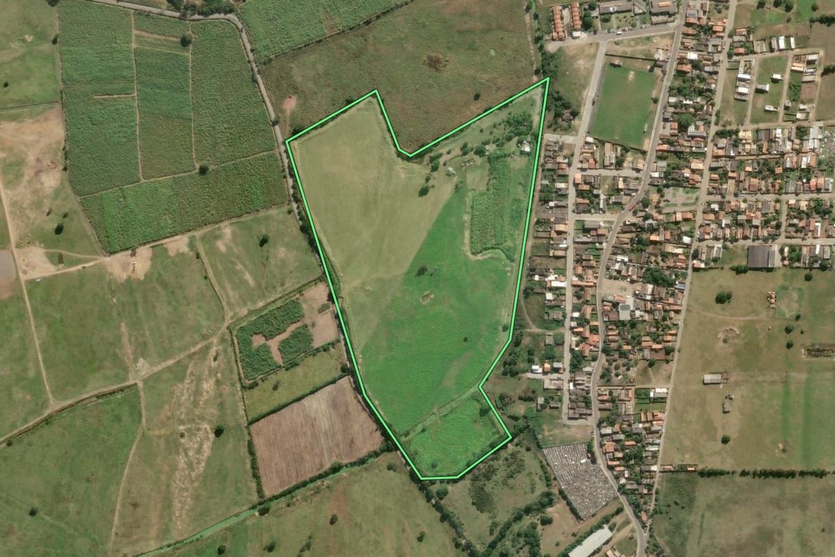 Imagem de satélite do imóvel rural em Campos dos Goytacazes (RJ), com o contorno declarado no CAR desenhado por cima.