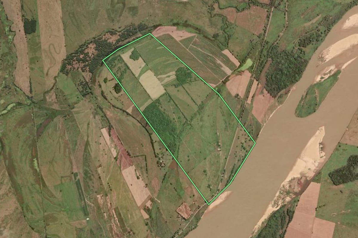 Imagem de satélite do imóvel rural em Campos dos Goytacazes (RJ), com o contorno declarado no CAR desenhado por cima.