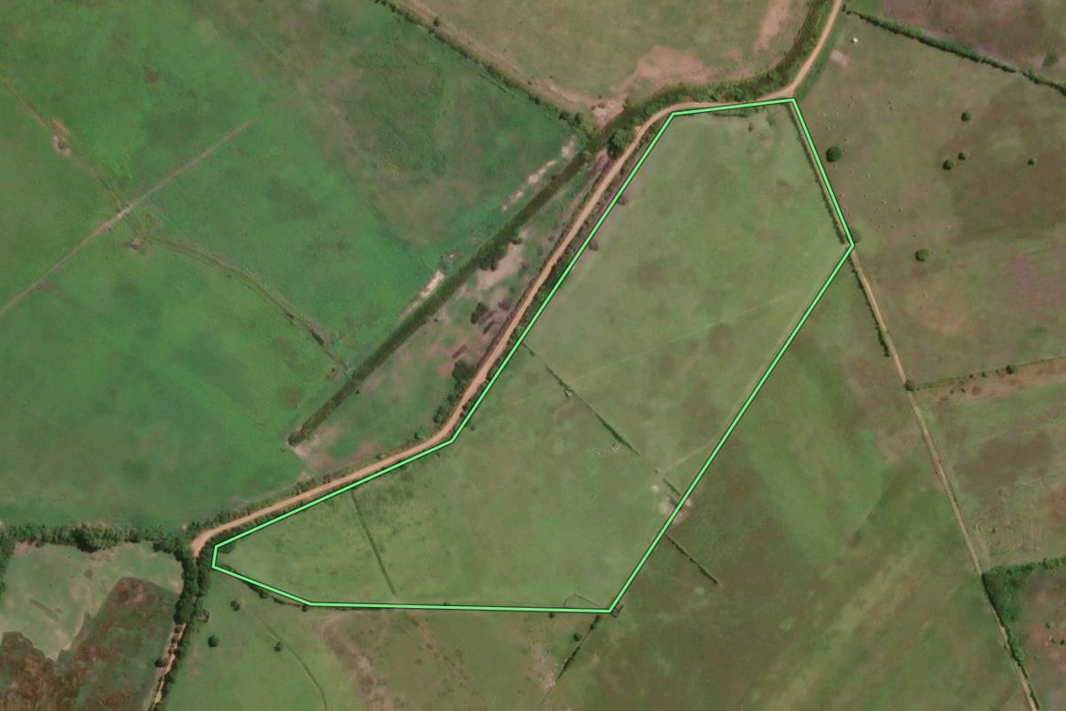 Imagem de satélite do imóvel rural em Campos dos Goytacazes (RJ), com o contorno declarado no CAR desenhado por cima.