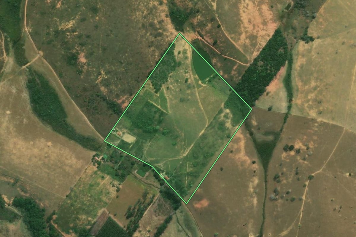 Imagem de satélite do imóvel rural em Campos dos Goytacazes (RJ), com o contorno declarado no CAR desenhado por cima.