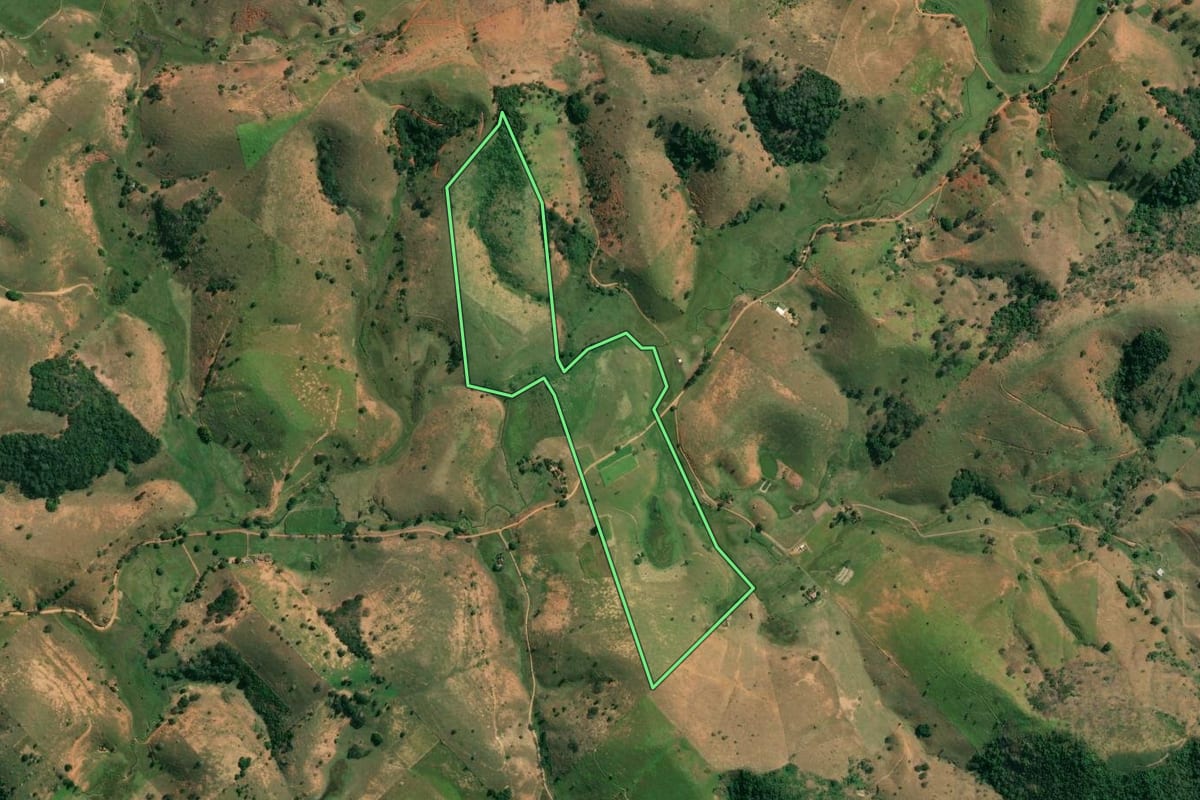 Imagem de satélite do imóvel rural em Campos dos Goytacazes (RJ), com o contorno declarado no CAR desenhado por cima.