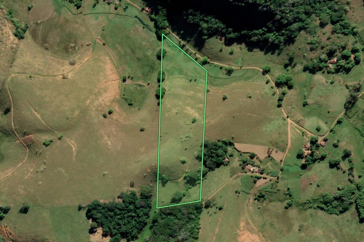 Imagem de satélite do imóvel rural em Campos dos Goytacazes (RJ), com o contorno declarado no CAR desenhado por cima.