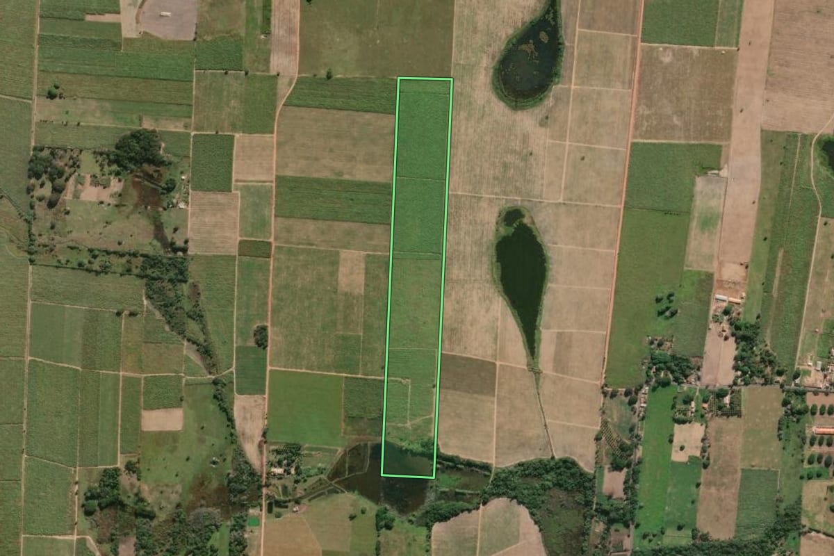 Imagem de satélite do imóvel rural em Campos dos Goytacazes (RJ), com o contorno declarado no CAR desenhado por cima.