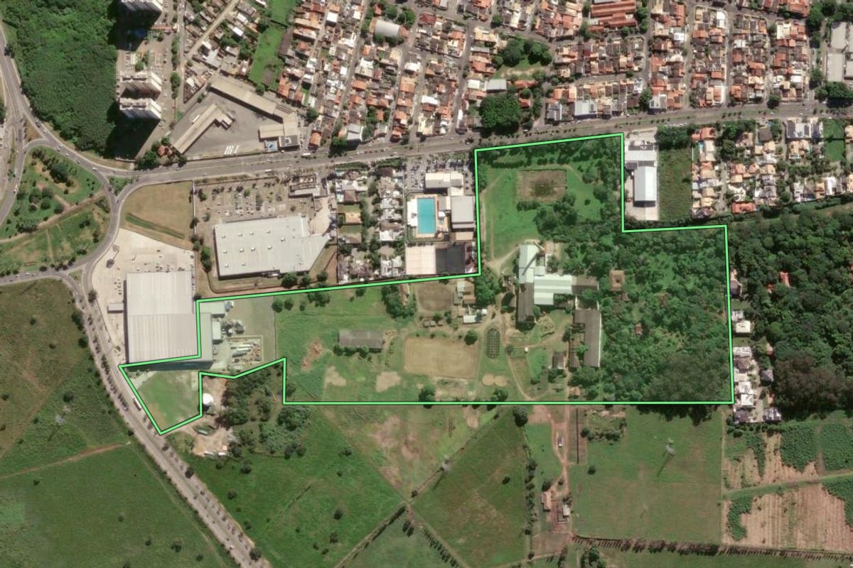 Imagem de satélite do imóvel rural em Campos dos Goytacazes (RJ), com o contorno declarado no CAR desenhado por cima.