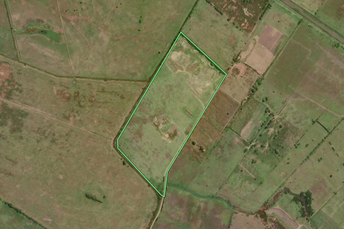 Imagem de satélite do imóvel rural em Campos dos Goytacazes (RJ), com o contorno declarado no CAR desenhado por cima.