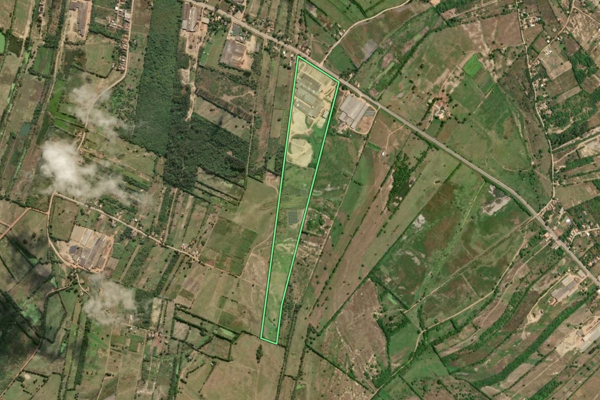Imagem de satélite do imóvel rural em Campos dos Goytacazes (RJ), com o contorno declarado no CAR desenhado por cima.