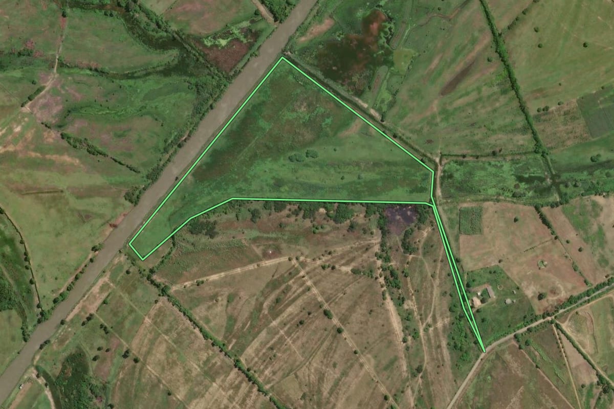 Imagem de satélite do imóvel rural em Campos dos Goytacazes (RJ), com o contorno declarado no CAR desenhado por cima.