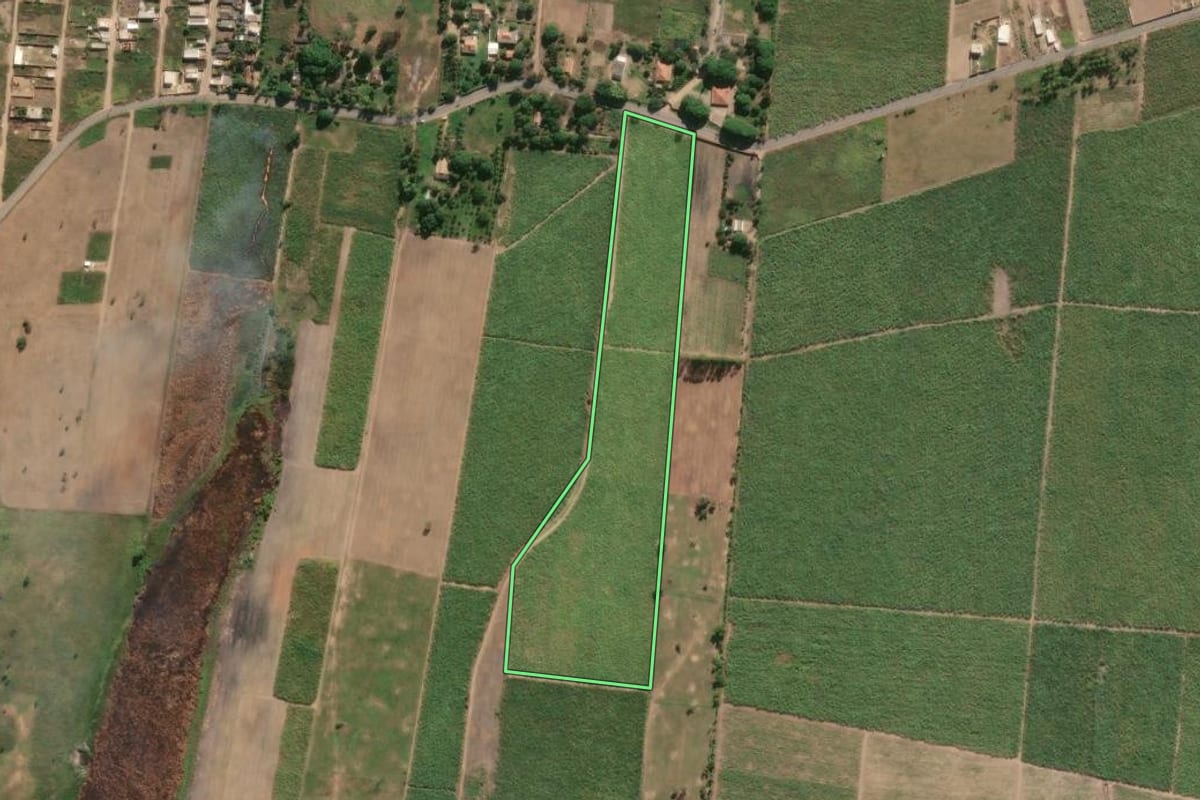 Imagem de satélite do imóvel rural em Campos dos Goytacazes (RJ), com o contorno declarado no CAR desenhado por cima.