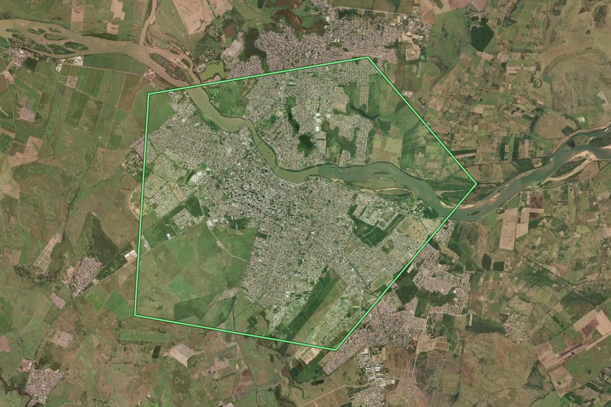 Imagem de satélite do imóvel rural em Campos dos Goytacazes (RJ), com o contorno declarado no CAR desenhado por cima.