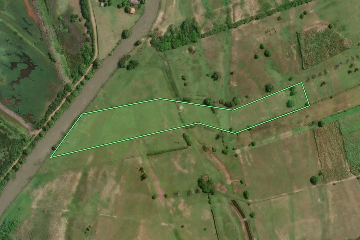 Imagem de satélite do imóvel rural em Campos dos Goytacazes (RJ), com o contorno declarado no CAR desenhado por cima.