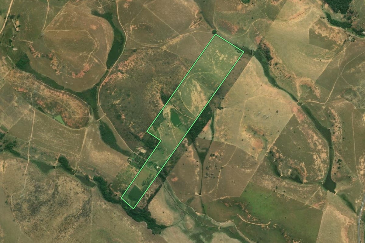 Imagem de satélite do imóvel rural em Campos dos Goytacazes (RJ), com o contorno declarado no CAR desenhado por cima.