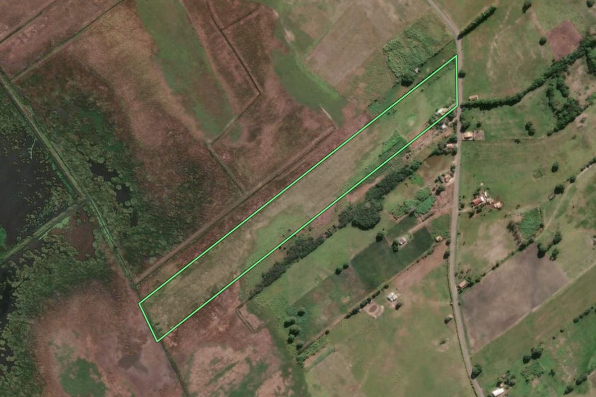 Imagem de satélite do imóvel rural em Campos dos Goytacazes (RJ), com o contorno declarado no CAR desenhado por cima.