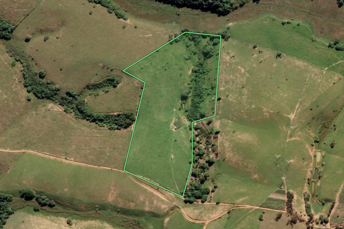 Imagem de satélite do imóvel rural em Campos dos Goytacazes (RJ), com o contorno declarado no CAR desenhado por cima.