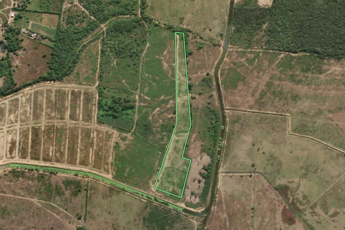 Imagem de satélite do imóvel rural em Campos dos Goytacazes (RJ), com o contorno declarado no CAR desenhado por cima.