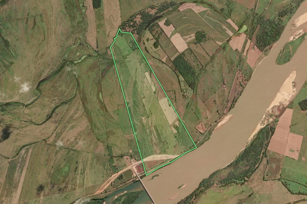 Imagem de satélite do imóvel rural em Campos dos Goytacazes (RJ), com o contorno declarado no CAR desenhado por cima.