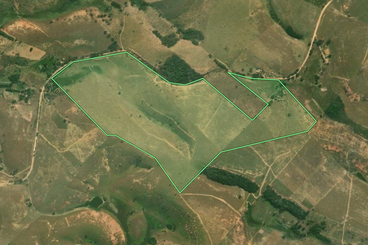 Imagem de satélite do imóvel rural em Campos dos Goytacazes (RJ), com o contorno declarado no CAR desenhado por cima.