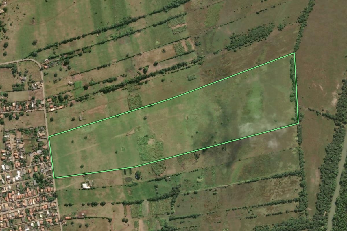 Imagem de satélite do imóvel rural em Campos dos Goytacazes (RJ), com o contorno declarado no CAR desenhado por cima.