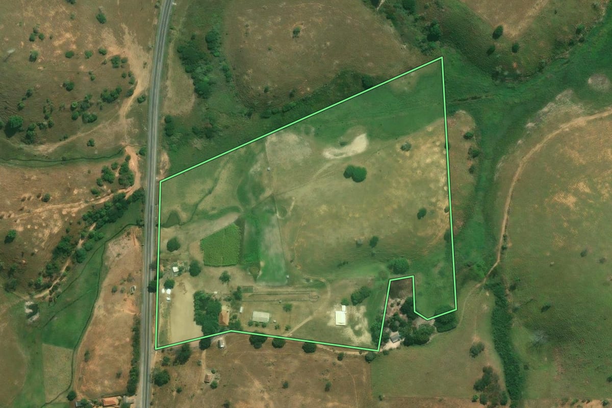 Imagem de satélite do imóvel rural em Campos dos Goytacazes (RJ), com o contorno declarado no CAR desenhado por cima.