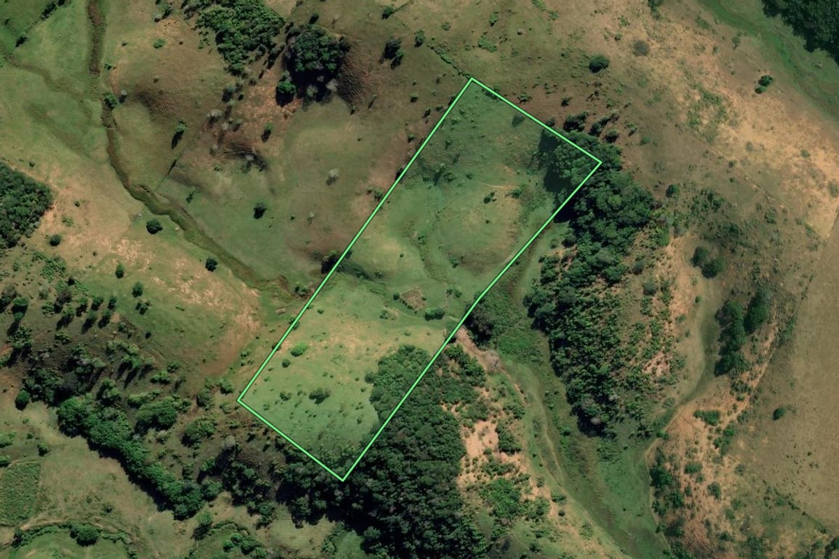 Imagem de satélite do imóvel rural em Campos dos Goytacazes (RJ), com o contorno declarado no CAR desenhado por cima.
