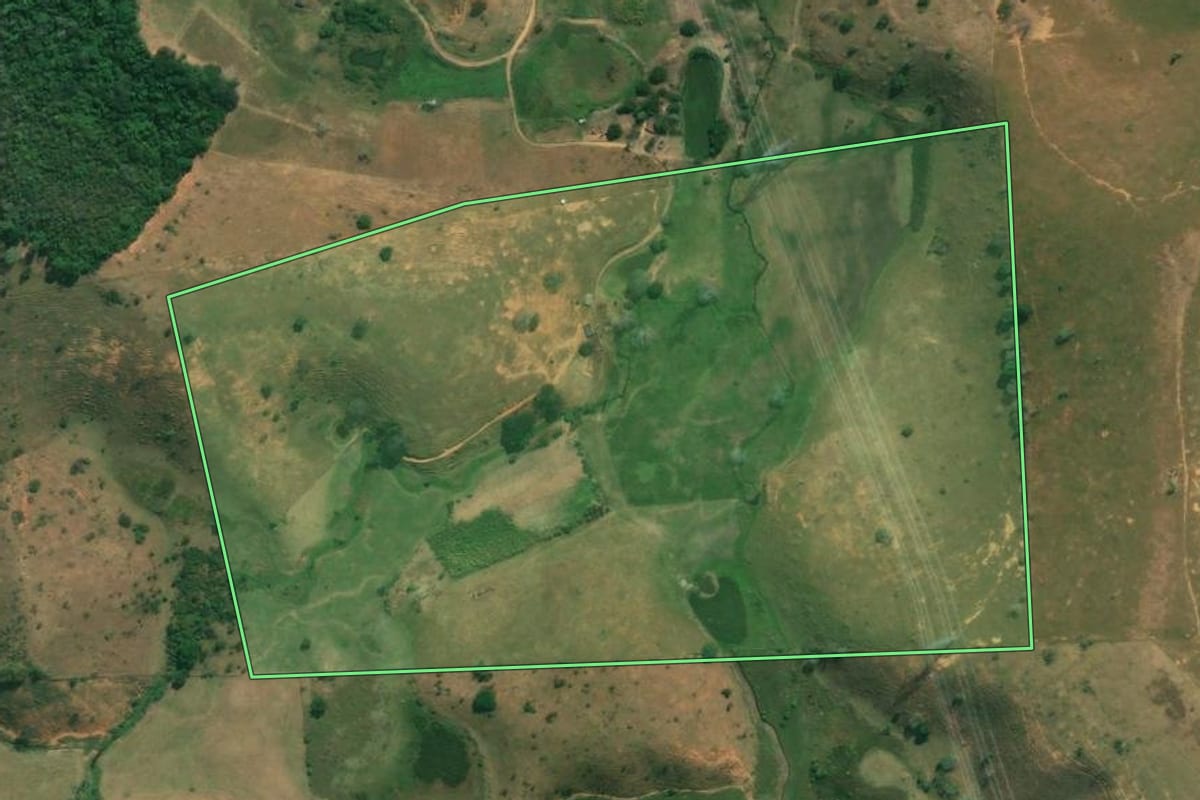 Imagem de satélite do imóvel rural em Campos dos Goytacazes (RJ), com o contorno declarado no CAR desenhado por cima.
