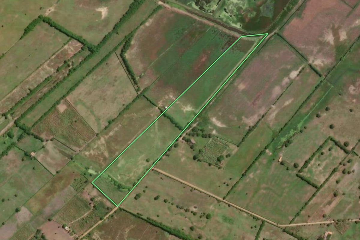 Imagem de satélite do imóvel rural em Campos dos Goytacazes (RJ), com o contorno declarado no CAR desenhado por cima.