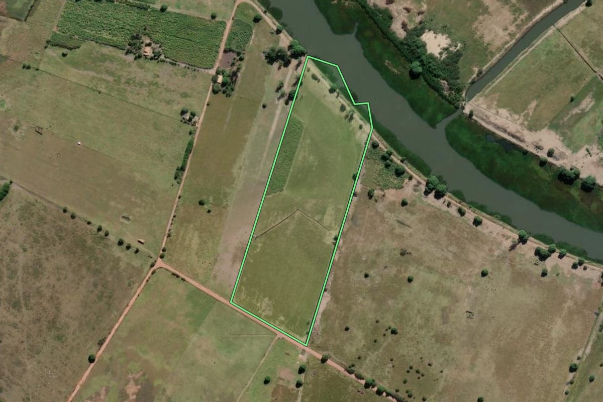 Imagem de satélite do imóvel rural em Campos dos Goytacazes (RJ), com o contorno declarado no CAR desenhado por cima.