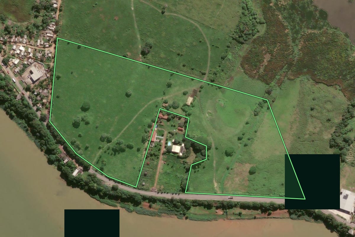 Imagem de satélite do imóvel rural em Campos dos Goytacazes (RJ), com o contorno declarado no CAR desenhado por cima.