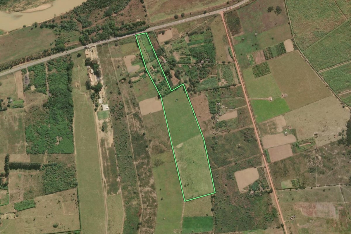 Imagem de satélite do imóvel rural em Campos dos Goytacazes (RJ), com o contorno declarado no CAR desenhado por cima.