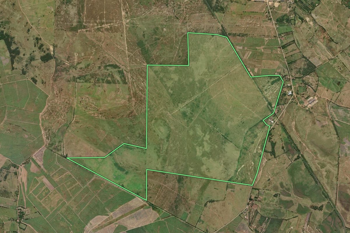 Imagem de satélite do imóvel rural em Campos dos Goytacazes (RJ), com o contorno declarado no CAR desenhado por cima.